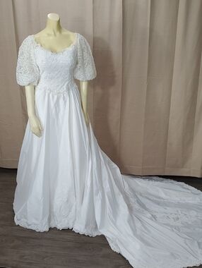 Vintage Classic White Lace Bridal Gown with Puff Sleeves and Long Train